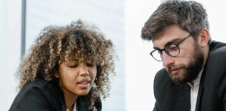 What does a data analyst do?